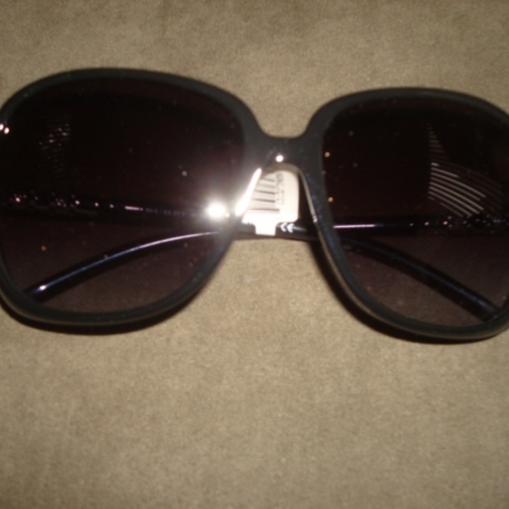 AUTHENTIC BURBERRY SUNGLASSES - Picture 3 of 12